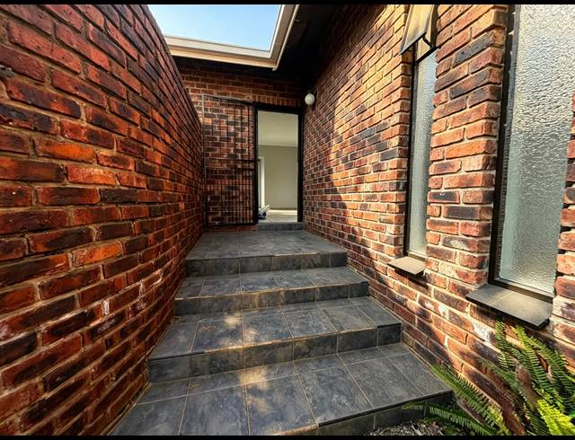4 BEDROOM HOUSE FOR SALE IN VAN RIEBEECK PARK